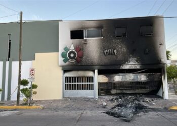 Grupo armado golpea con un vehículo fachada de colegio particular en Culiacán y le pone fuego