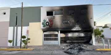 Grupo armado golpea con un vehículo fachada de colegio particular en Culiacán y le pone fuego