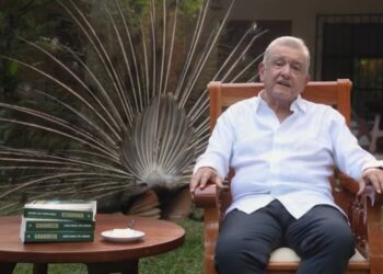 AMLO promociona su libro ‘Grandeza’ y llama a ‘No hacerle sombra a la presidenta’