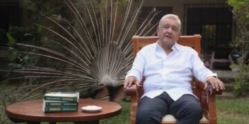 AMLO promociona su libro ‘Grandeza’ y llama a ‘No hacerle sombra a la presidenta’