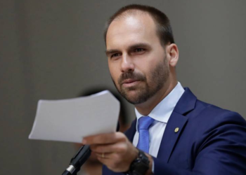 Cancelan el pasaporte diplomático a un hijo de Bolsonaro