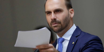 Cancelan el pasaporte diplomático a un hijo de Bolsonaro