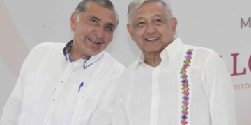 Adán Augusto López todavía sin pagar los libros de AMLO que entrega como regalo en el Senado