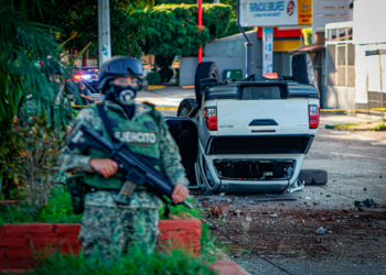 Comandante municipal fue herido tras persecución y volcadura en Culiacán
