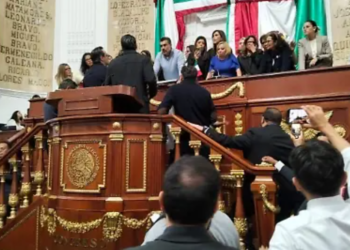 VIDEO Jaloneos, golpes y gritos en una sesión del Congreso de la Ciudad de México