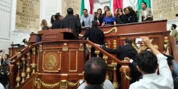 VIDEO Jaloneos, golpes y gritos en una sesión del Congreso de la Ciudad de México