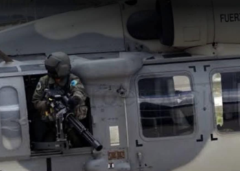 Helicóptero Artillado de la fuerza aérea mexicana lanza fuego pesado a grupos criminales tras agresión en Michoacán