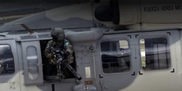 Helicóptero Artillado de la fuerza aérea mexicana lanza fuego pesado a grupos criminales tras agresión en Michoacán