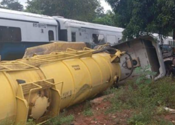 Tren del Bienestar impacta contra una pipa y locomotora termina desbaratada: Chiapas