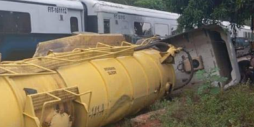 Tren del Bienestar impacta contra una pipa y locomotora termina desbaratada: Chiapas