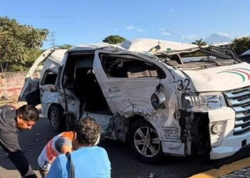 Fuerte accidente entre combi y tráiler en la costera Tapachula – Viva México