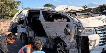 Fuerte accidente entre combi y tráiler en la costera Tapachula – Viva México