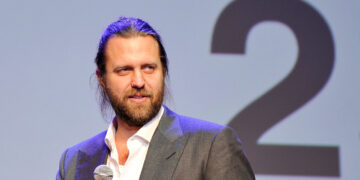 Reconocido director de cine defrauda a Netflix y gasta su dinero en autos de lujo y criptomonedas