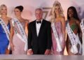 El dueño de Miss Universo junto a participantes del certamen, en Ciudad de México, 16 de noviembre de 2024.