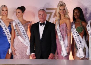 El dueño de Miss Universo junto a participantes del certamen, en Ciudad de México, 16 de noviembre de 2024.