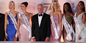 El dueño de Miss Universo junto a participantes del certamen, en Ciudad de México, 16 de noviembre de 2024.