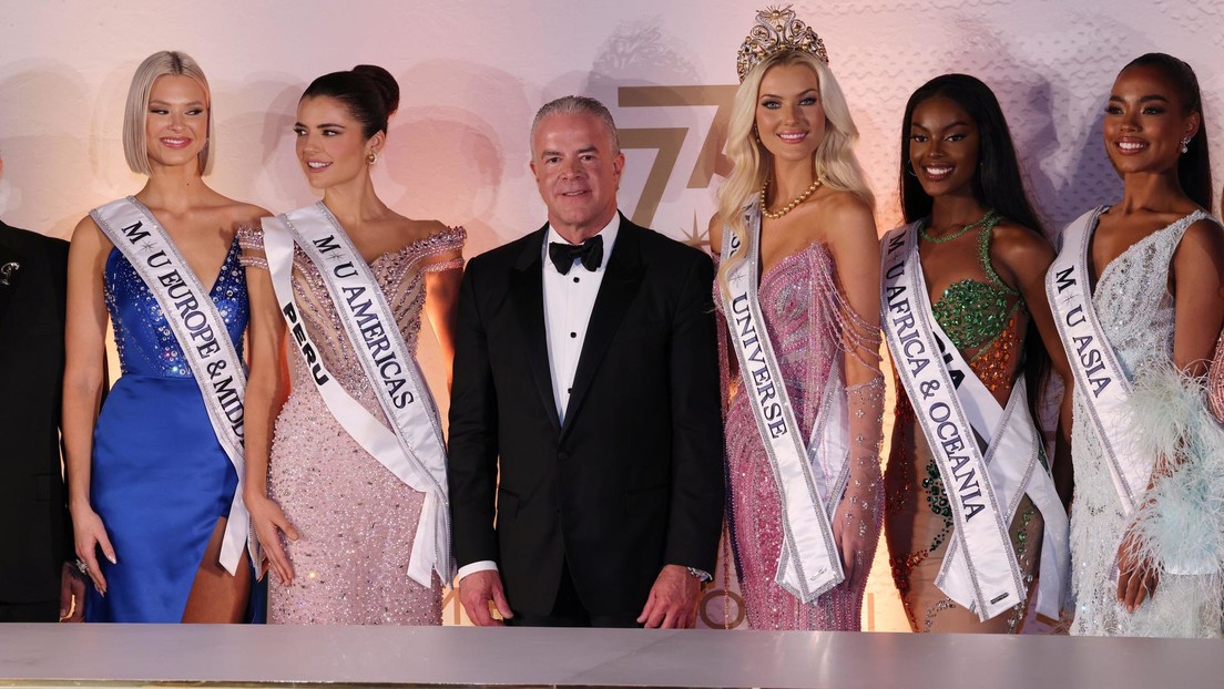 El dueño de Miss Universo junto a participantes del certamen, en Ciudad de México, 16 de noviembre de 2024.