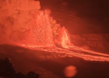 VIDEO: El volcán Kilauea entra en erupción con fuentes de lava comparables con rascacielos