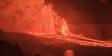 VIDEO: El volcán Kilauea entra en erupción con fuentes de lava comparables con rascacielos