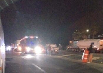 Autobuses con miembros de MORENA fueron detenidos por agricultores en Chihuahua