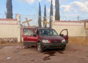 Grupo armado intenta usar escuela como campamento; dos policías heridos