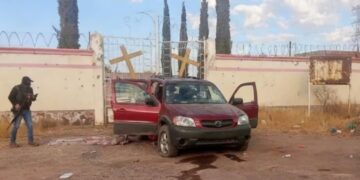 Grupo armado intenta usar escuela como campamento; dos policías heridos