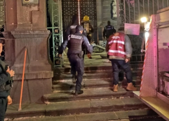 Fue incendiada de manera intencional puerta de la Catedral de Puebla