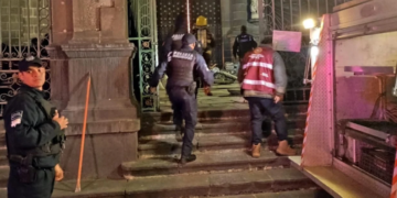 Fue incendiada de manera intencional puerta de la Catedral de Puebla