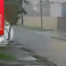 Joven se aferra a un árbol tras ser sorprendida por un tornado cuando iba a su casa