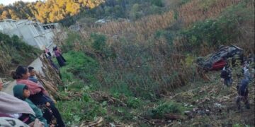 Camioneta Nissan roja termina en milpa después que su chófer manejara bajo efectos de alcohol