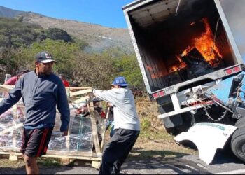 Mientras chófer intentaba escapar le saqueaban contenedor tras accidente en autopista Puebla – Orizaba