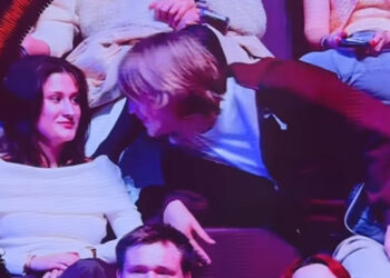 VIDEO Jóven aprovecha la cámara de besos y pasa esto