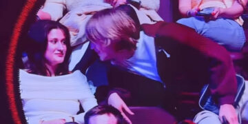 VIDEO Jóven aprovecha la cámara de besos y pasa esto