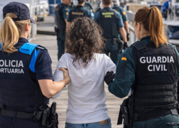 Desalojan por la fuerza a mujer de 71 años en España que vivía en su propio velero