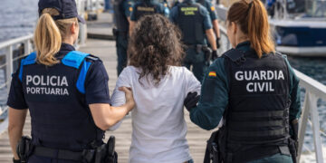Desalojan por la fuerza a mujer de 71 años en España que vivía en su propio velero