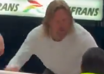 VIDEO Turista extranjero invade el ‘ring’ de lucha libre en México y así termina