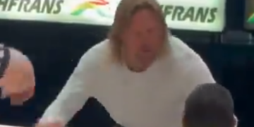 VIDEO Turista extranjero invade el ‘ring’ de lucha libre en México y así termina