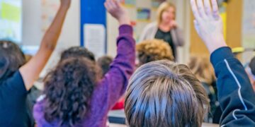 Escuelas de Norteamérica abren vacantes para docentes en primaria, ciencias, matemáticas y educación especial