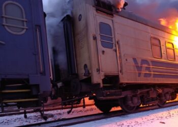 5 civiles mueren como resultado de ataque ruso a tren de pasajeros en región de Járkov