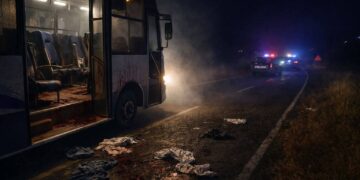 2 versiones de escenarios de lo que ocurre en bus descubierto encendido, sin el chófer ni pasajeros en San Luis Potosí