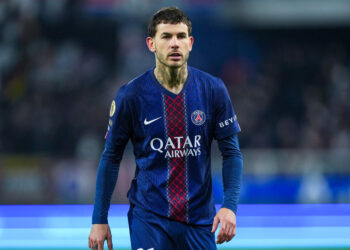 Lucas Hernández durante un partido del PSG contra el Auxerre en el Estadio de l'Abbé-Deschamps el 23 de enero de 2026 en Francia