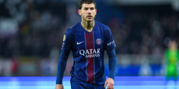 Lucas Hernández durante un partido del PSG contra el Auxerre en el Estadio de l'Abbé-Deschamps el 23 de enero de 2026 en Francia