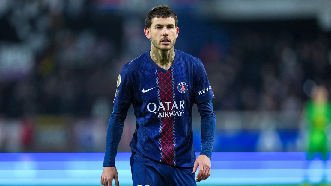 Lucas Hernández durante un partido del PSG contra el Auxerre en el Estadio de l'Abbé-Deschamps el 23 de enero de 2026 en Francia