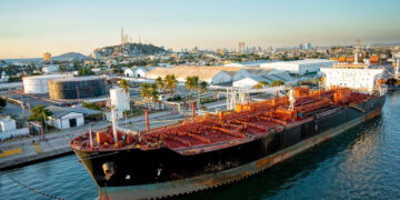 Gran buque petrolero atracado en el puerto de Mazatlán, México.