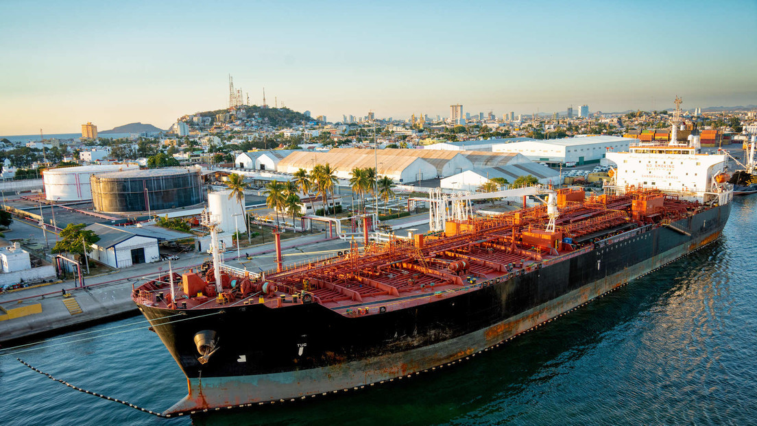 Gran buque petrolero atracado en el puerto de Mazatlán, México.
