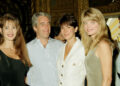 Deborah Blohm, Jeffrey Epstein, Ghislaine Maxwell y Gwendolyn Beck en una fiesta en el club Mar-a-Lago, Florida, 1995.