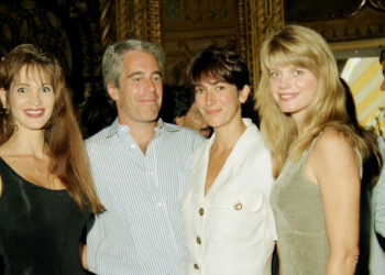 Deborah Blohm, Jeffrey Epstein, Ghislaine Maxwell y Gwendolyn Beck en una fiesta en el club Mar-a-Lago, Florida, 1995.