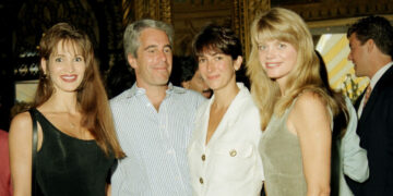 Deborah Blohm, Jeffrey Epstein, Ghislaine Maxwell y Gwendolyn Beck en una fiesta en el club Mar-a-Lago, Florida, 1995.