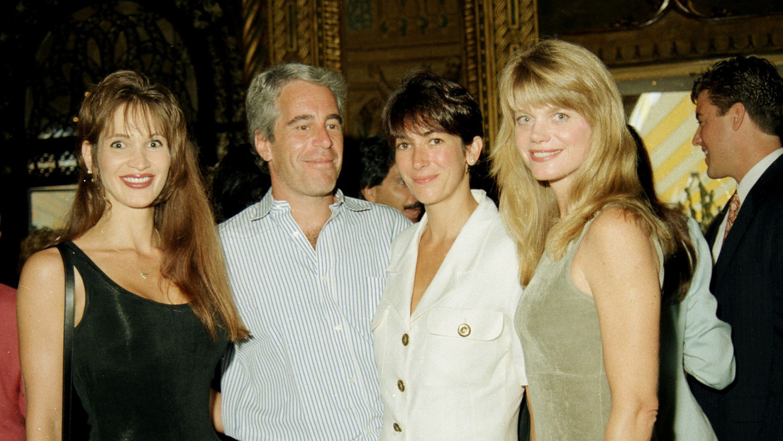 Deborah Blohm, Jeffrey Epstein, Ghislaine Maxwell y Gwendolyn Beck en una fiesta en el club Mar-a-Lago, Florida, 1995.