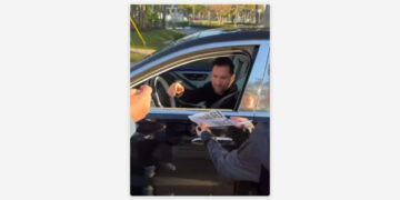 VIDEO Hombre se encuentra a Messi en un semáforo y se pone a llorar